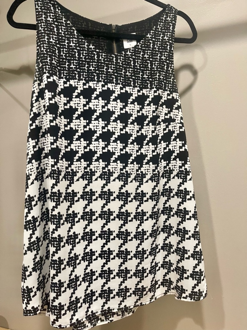 Cabi Houndstooth Black & White Zipper Back Sleeveless Shell Blouse large